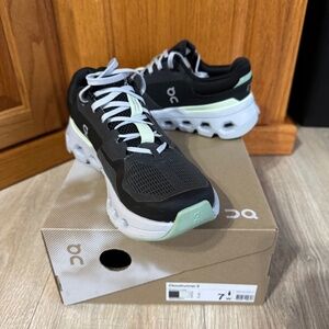 On Cloud women’s Coud Runner 2 size 7